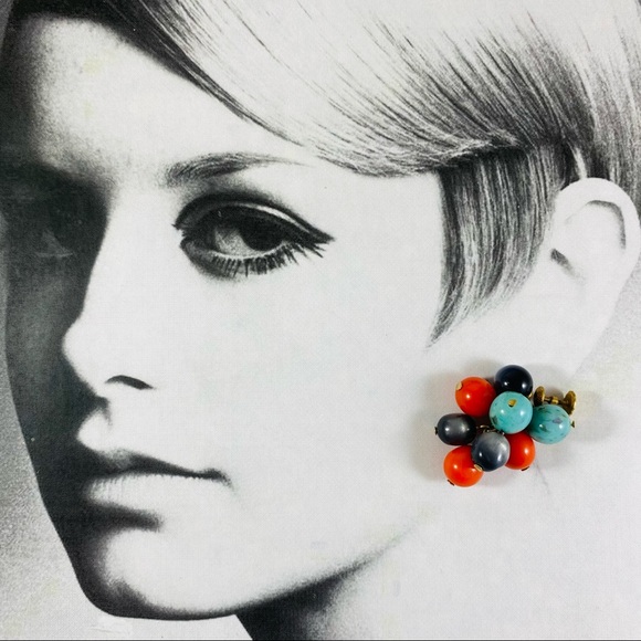 Killer cool vintage bead cluster clip on earrings - Picture 1 of 2